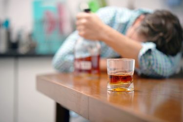 Как избавиться от алкогольной зависимости? Методы лечения заболевания