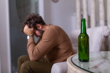 Что такое алкогольный параноид и как не перепутать его с алкогольным делирием