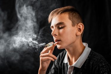 Подростковая зависимость от никотина: как помочь своему ребенку бросить курить?